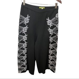 GIANNI BINI BLACK WIDE LEG CROP STYLE DRESS PANT WITH WHITE EMBROIDERY SZ MEDIUM